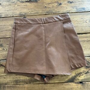 Iris leather look skort. Brown. Size small.